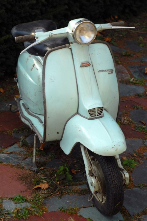 http://ongvove.files.wordpress.com/2010/07/1974lambretta1.jpg
1974lambretta1