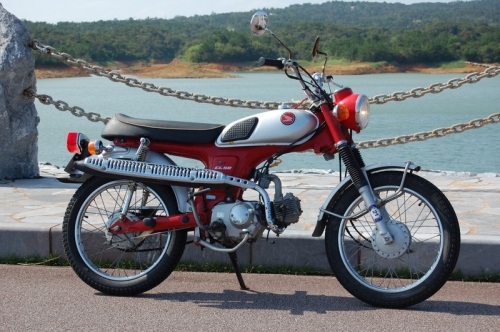 http://ongvove.files.wordpress.com/2010/07/hondacl50.jpg
HondaCL50